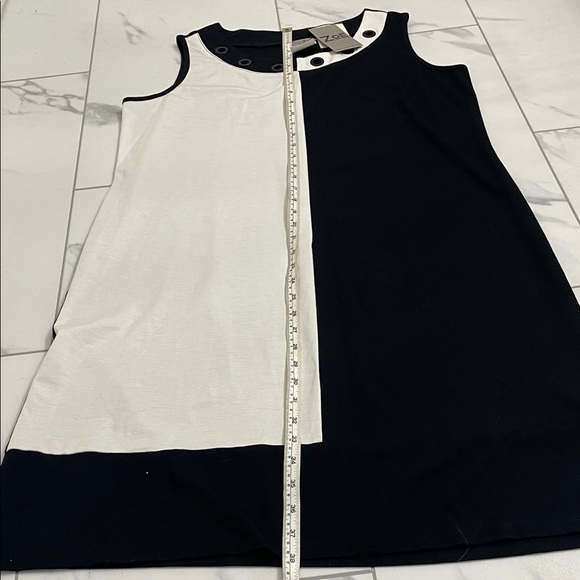 ZOE Color Block Sleeveless Shift Dress Grommet Neck  Black & WhiteSize L - Picture 8 of 9